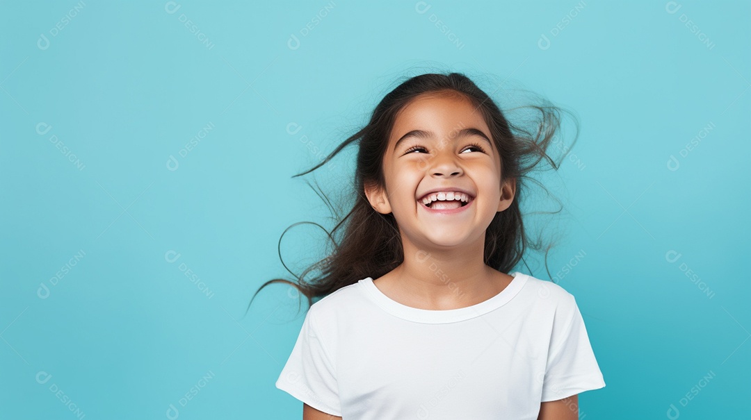 Garota feliz isolada no fundo do estúdio