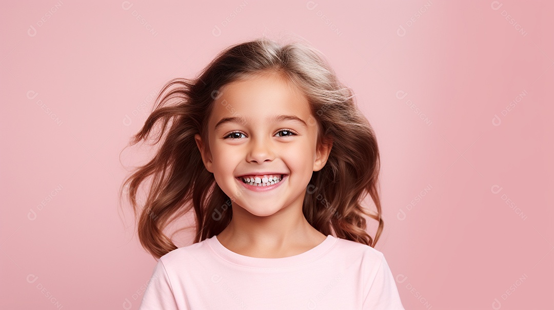 Garota feliz isolada no fundo do estúdio