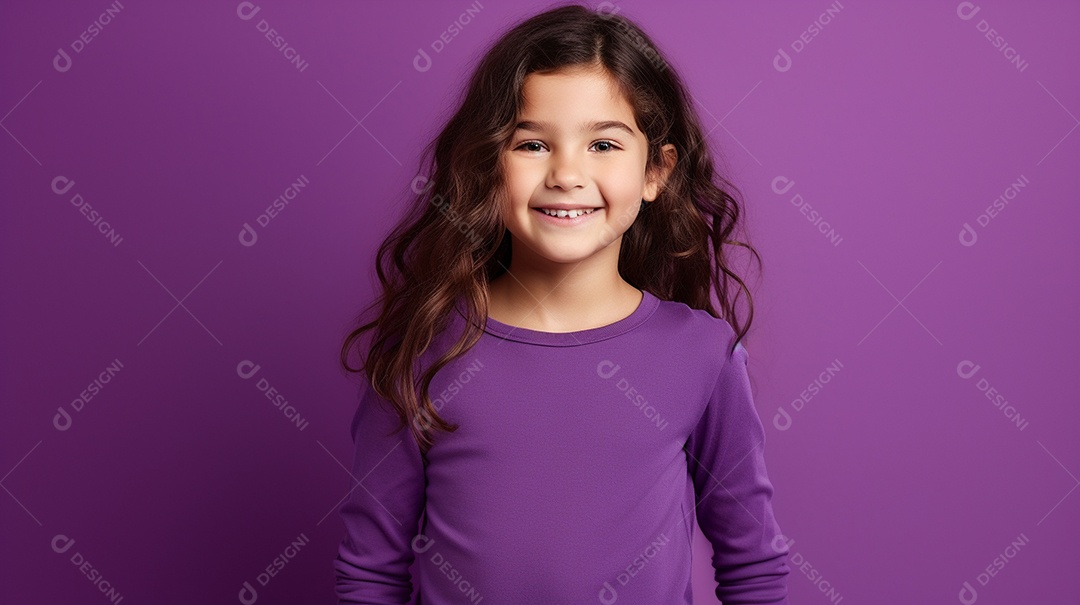 Garota feliz isolada no fundo do estúdio