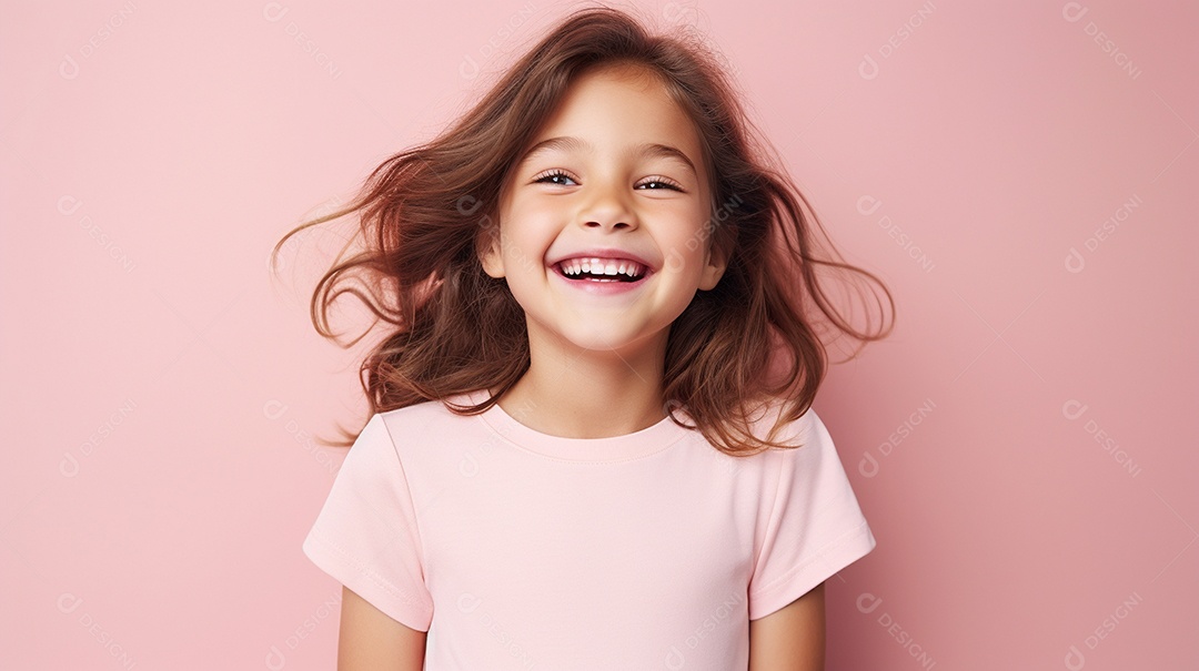 Garota feliz isolada no fundo do estúdio