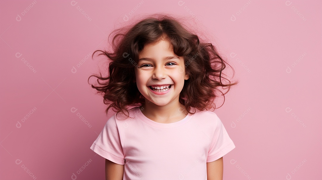 Garota feliz isolada no fundo do estúdio