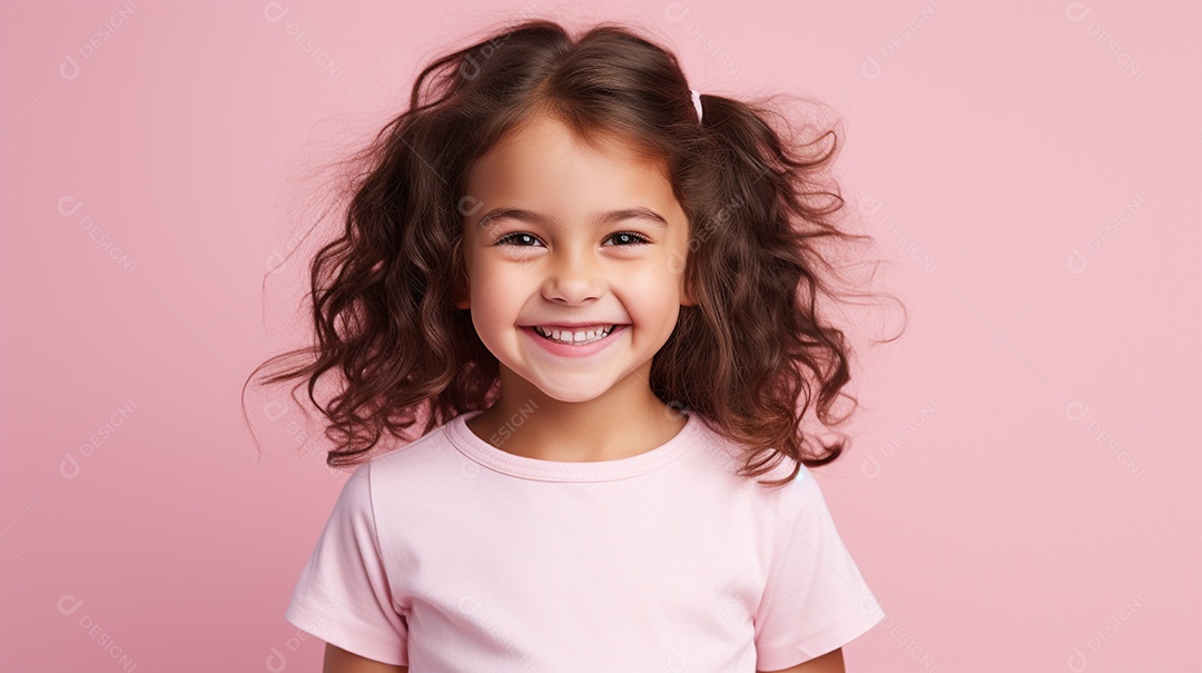 Garota feliz isolada no fundo do estúdio