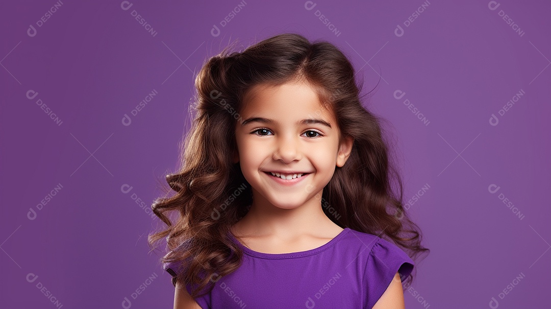 Garota feliz isolada no fundo do estúdio