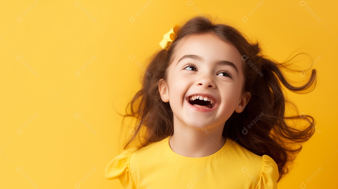 Garota feliz isolada no fundo do estúdio