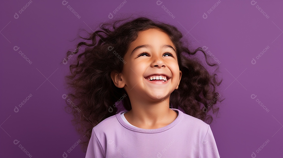 Garota feliz isolada no fundo do estúdio