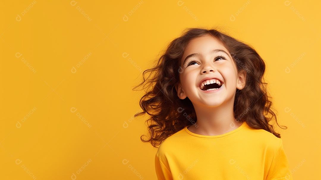 Garota feliz isolada no fundo do estúdio