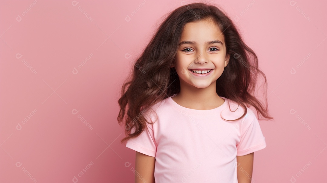 Garota feliz isolada no fundo do estúdio