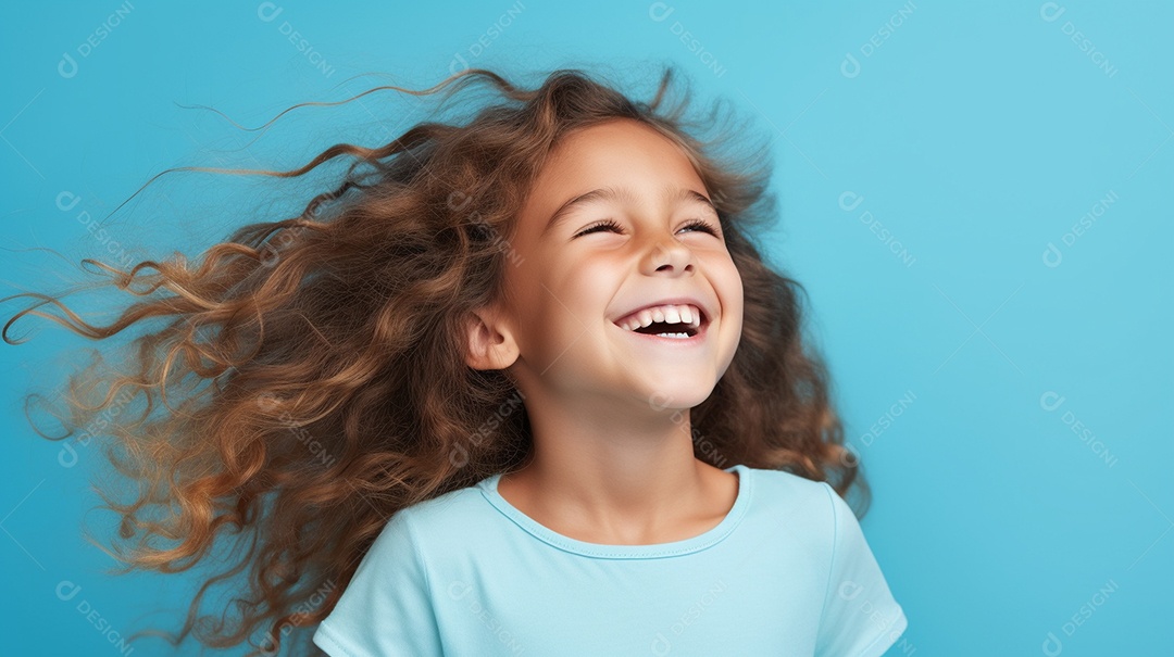 Garota feliz isolada no fundo do estúdio