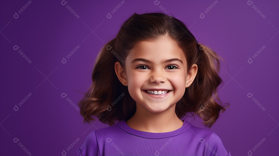 Garota feliz isolada no fundo do estúdio