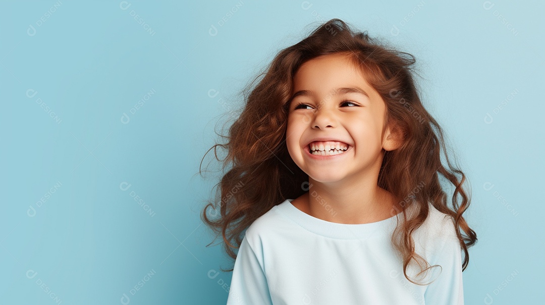 Garota feliz isolada no fundo do estúdio