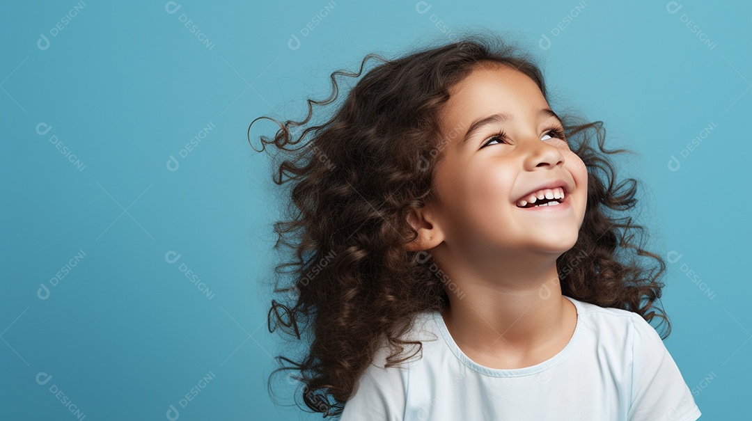 Garota feliz isolada no fundo do estúdio