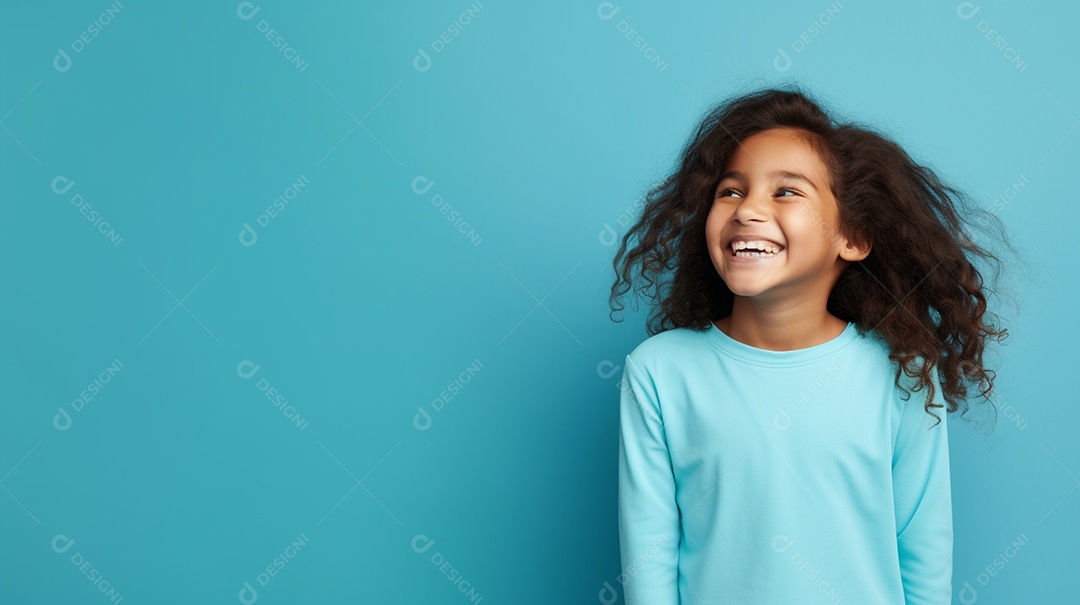 Garota feliz isolada no fundo do estúdio