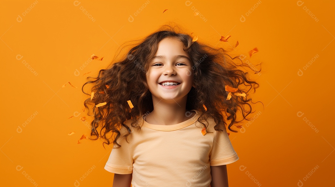 Garota feliz isolada no fundo do estúdio