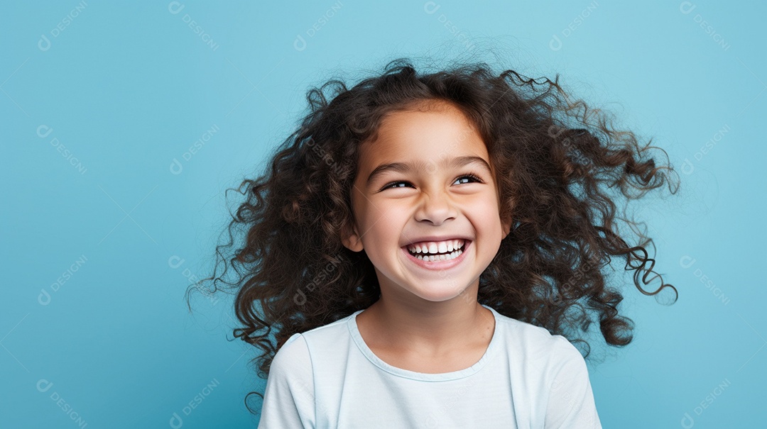 Garota feliz isolada no fundo do estúdio