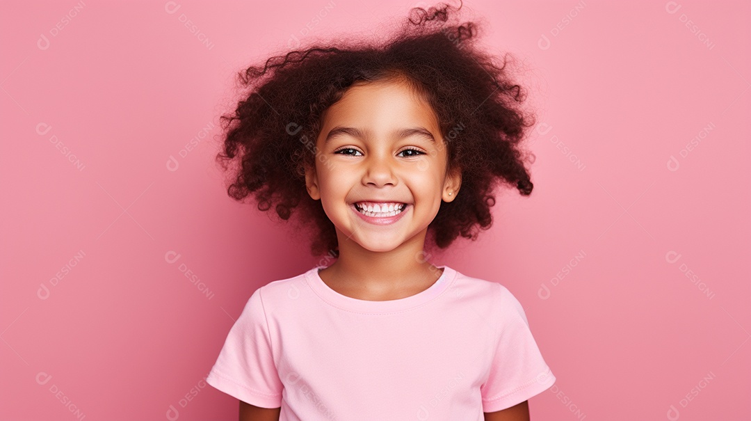 Garota feliz isolada no fundo do estúdio