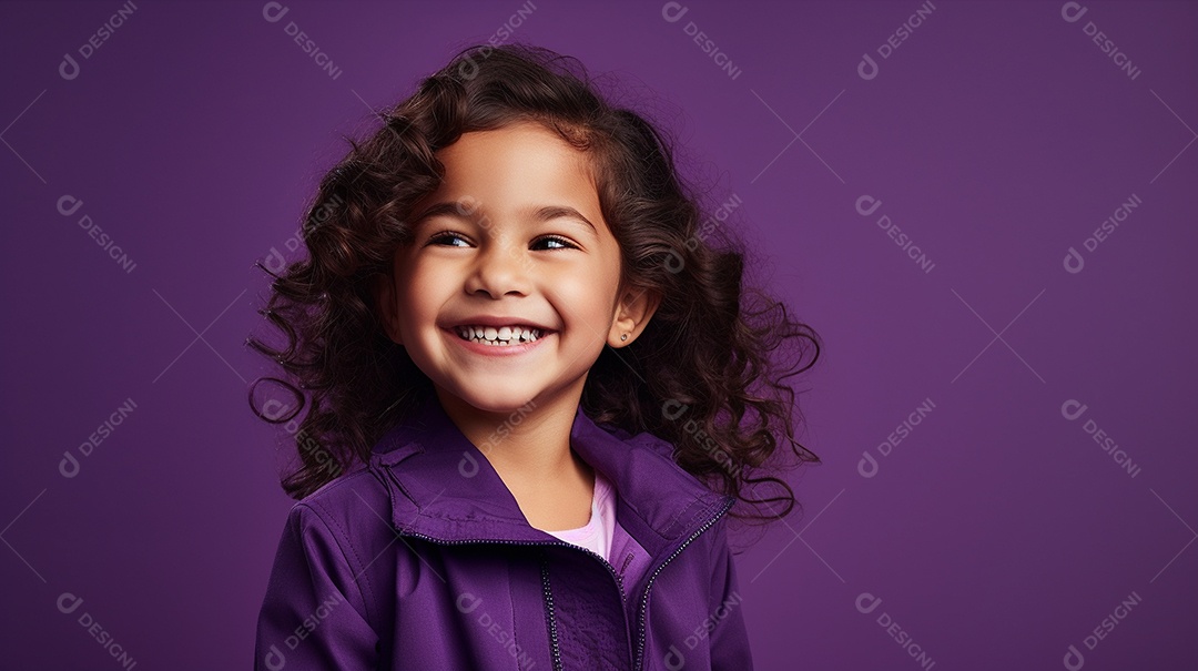 Garota feliz isolada no fundo do estúdio