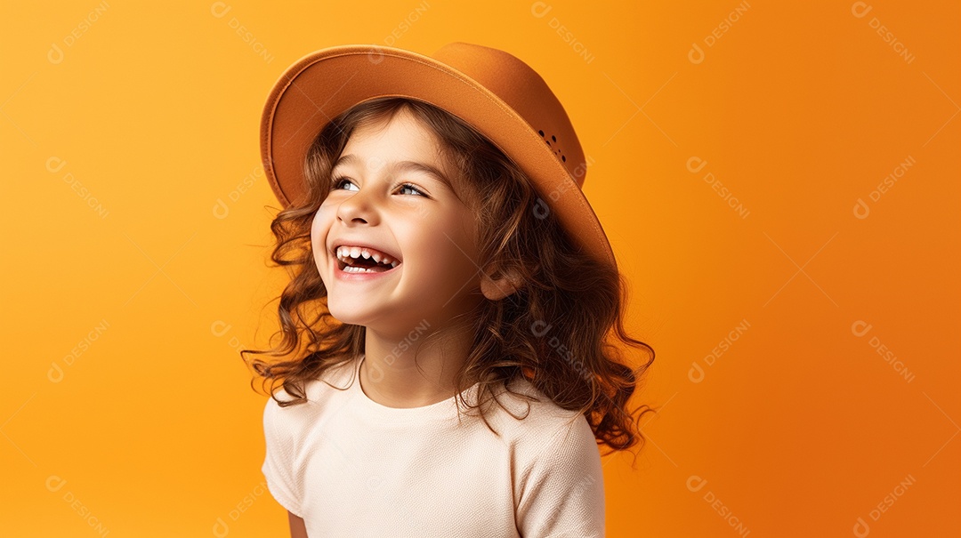 Garota feliz isolada no fundo do estúdio