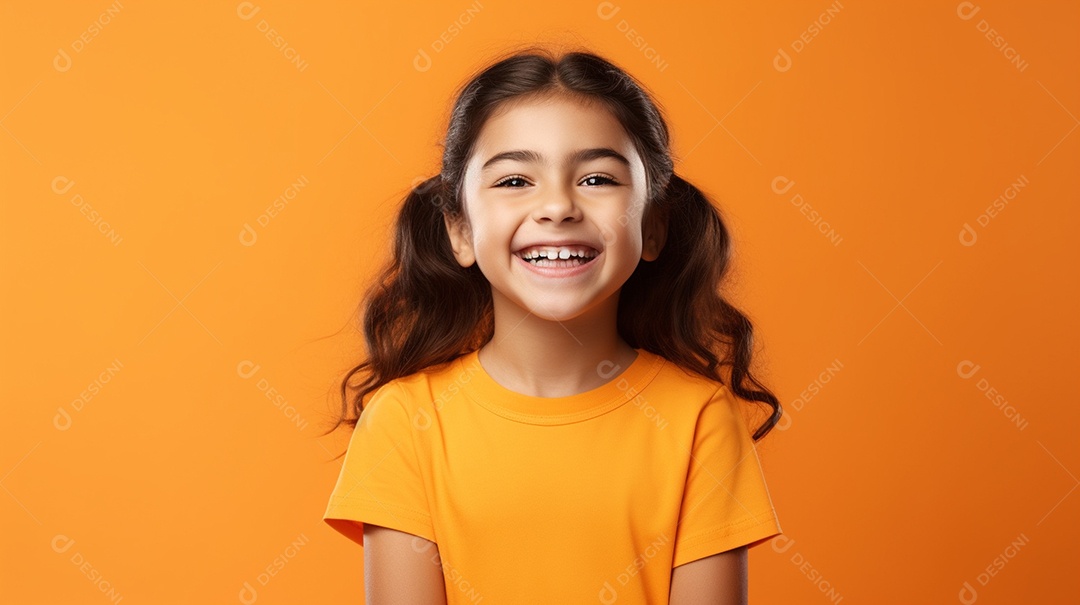 Garota feliz isolada no fundo do estúdio