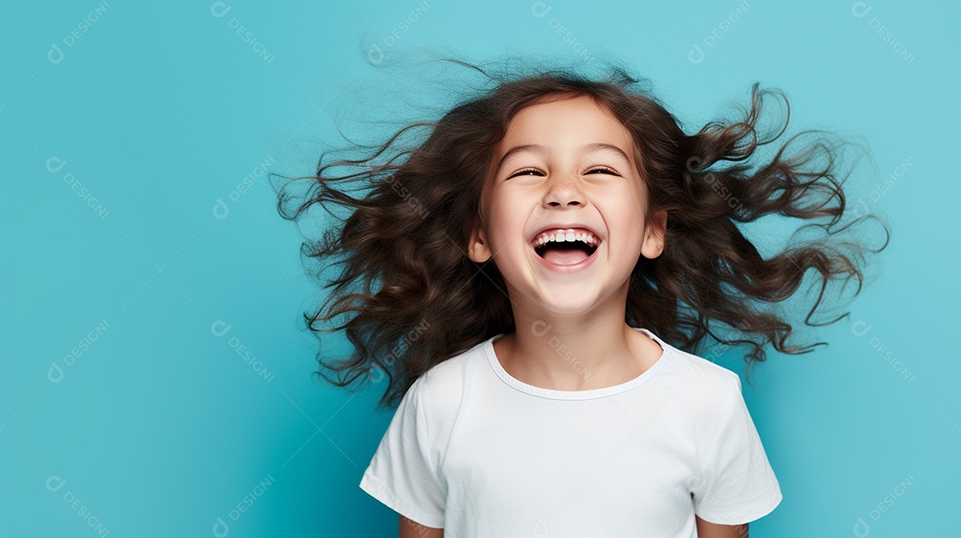 Garota feliz isolada no fundo do estúdio