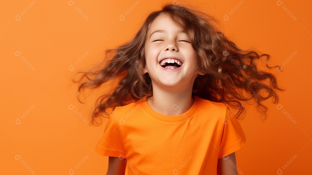 Garota feliz isolada no fundo do estúdio