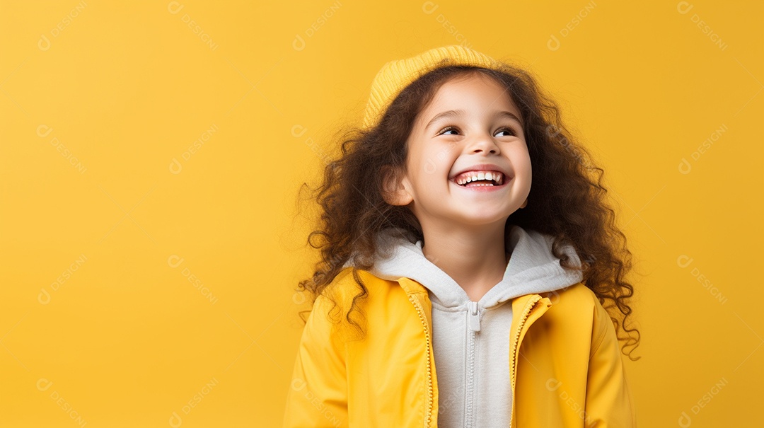 Garota feliz isolada no fundo do estúdio
