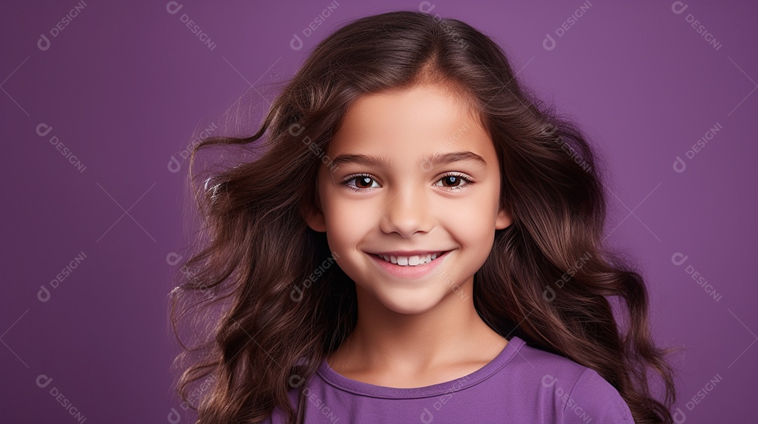 Garota feliz isolada no fundo do estúdio