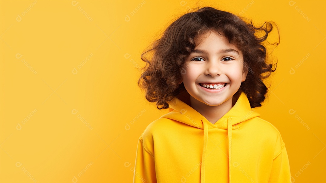 Garota feliz isolada no fundo do estúdio