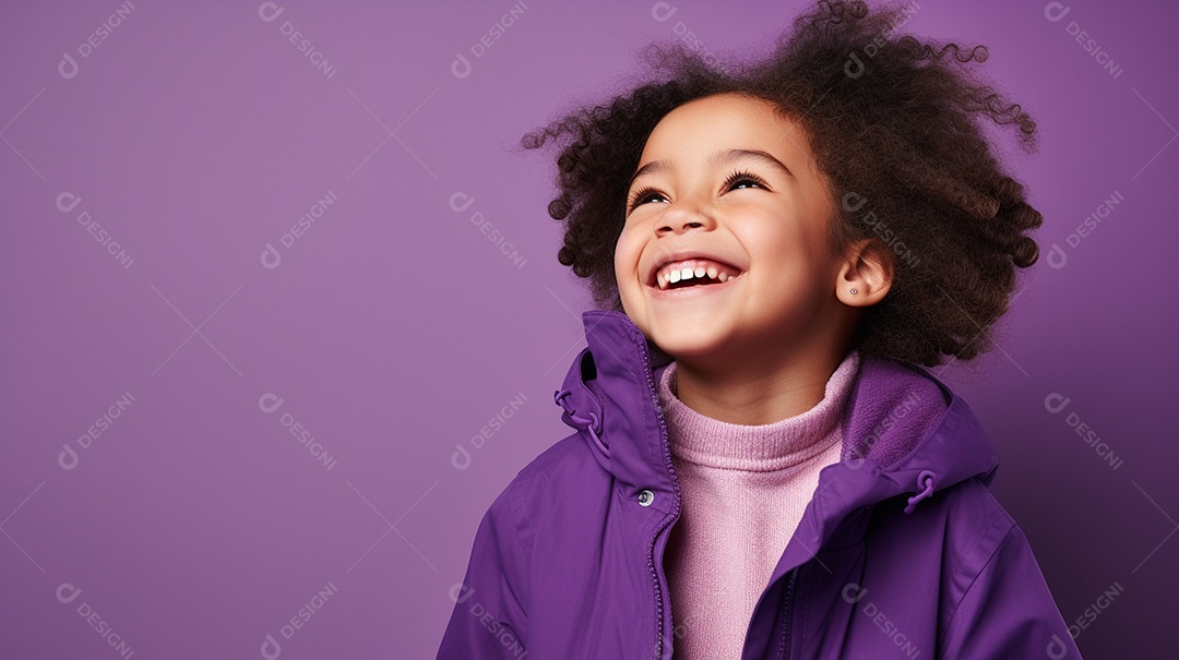 Garota feliz isolada no fundo do estúdio