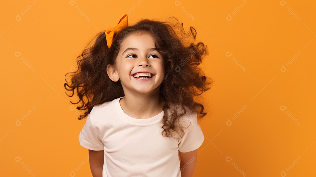 Garota feliz isolada no fundo do estúdio