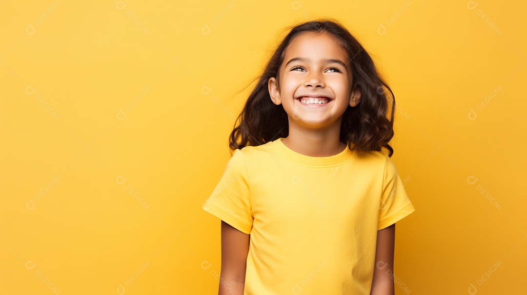 Garota feliz isolada no fundo do estúdio