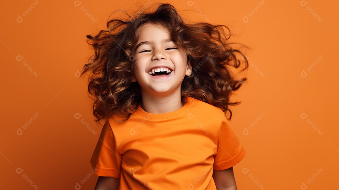 Garota feliz isolada no fundo do estúdio