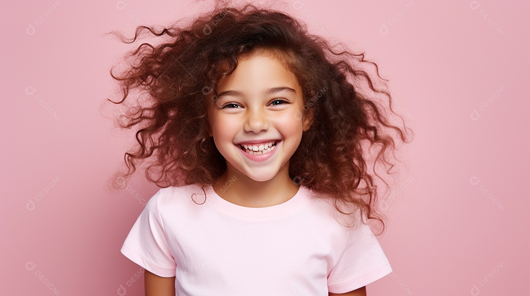 Garota feliz isolada no fundo do estúdio