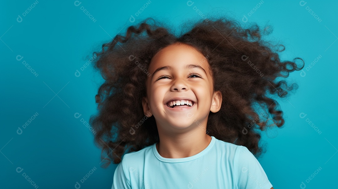 Garota feliz isolada no fundo do estúdio