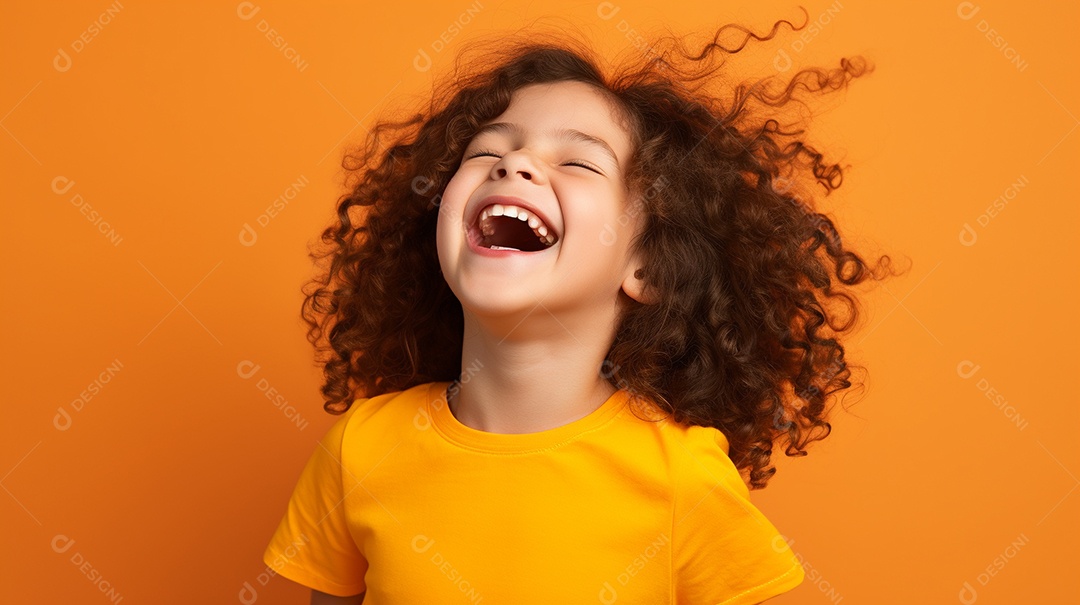 Garota feliz isolada no fundo do estúdio