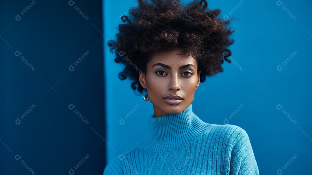 Linda mulher negra com suéter de lã