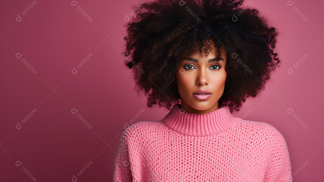 Linda mulher negra com suéter de lã