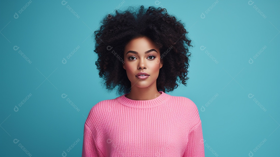 Linda mulher negra com suéter de lã