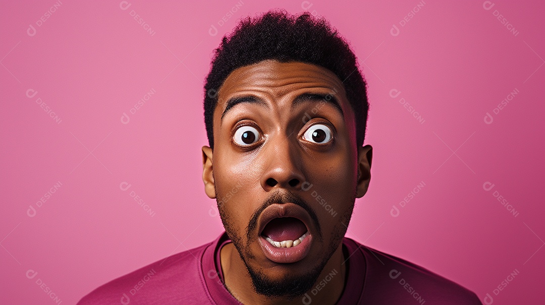 Homem negro fazendo uma expressão chocada em um fundo bronzeado