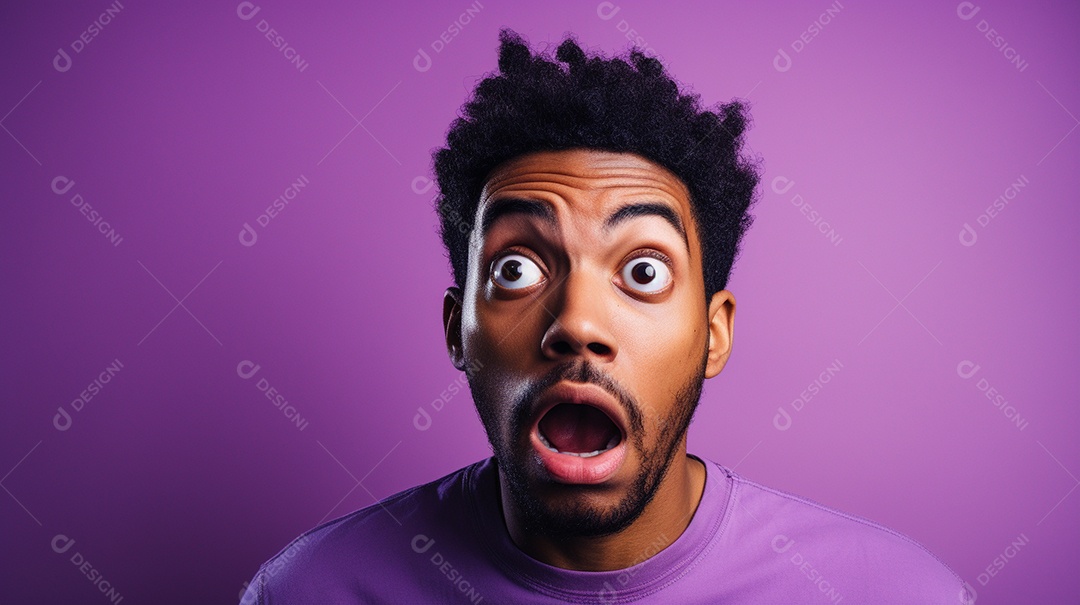 Homem negro fazendo uma expressão chocada em um fundo bronzeado