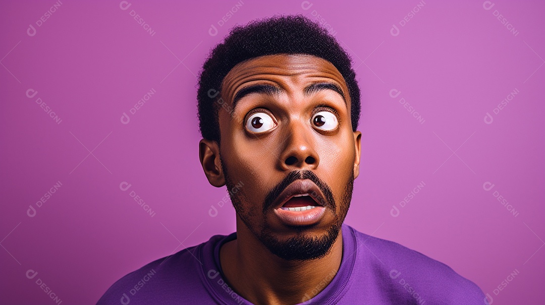 Homem negro fazendo uma expressão chocada em um fundo bronzeado