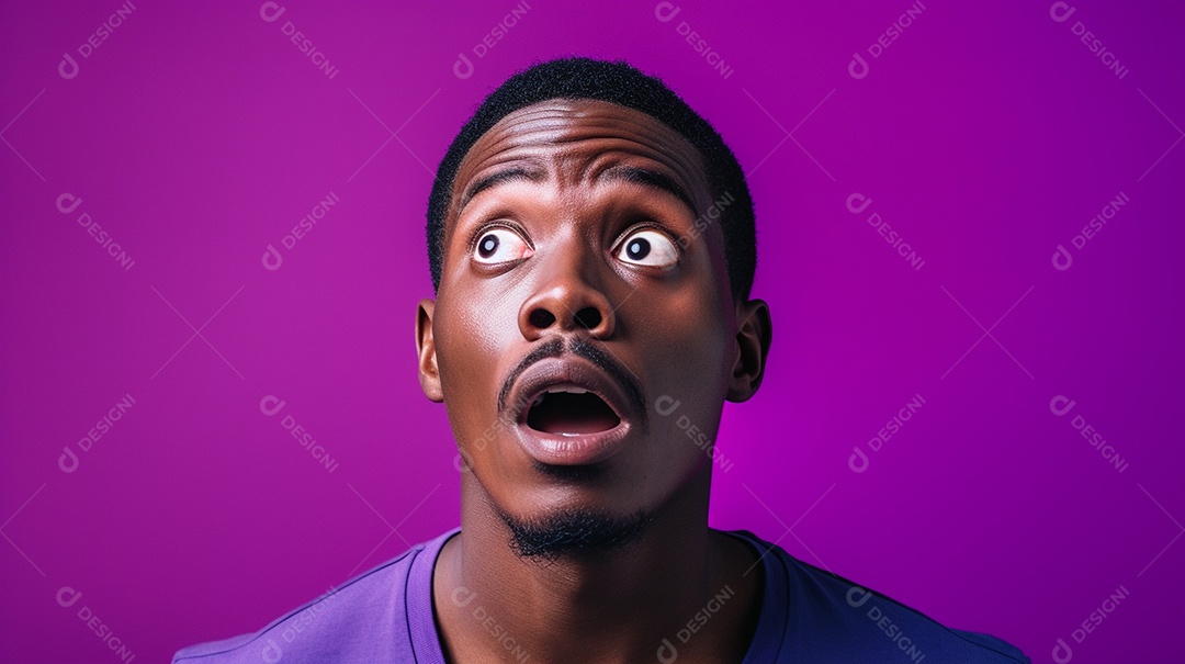 Um homem negro fazendo uma expressão chocada em um fundo colorido