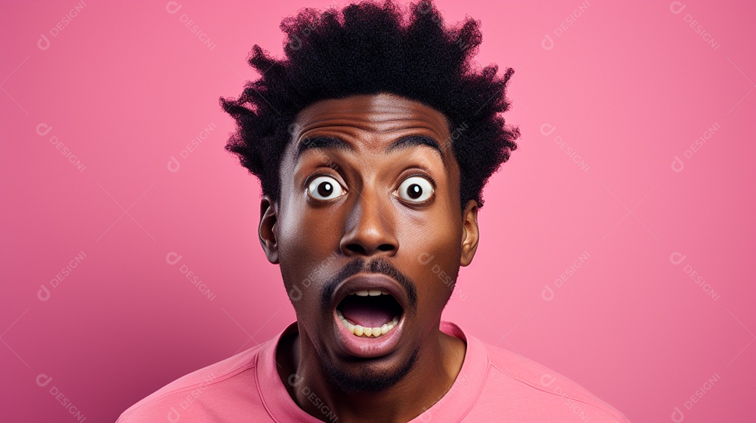 Um homem negro fazendo uma expressão chocada em um fundo colorido