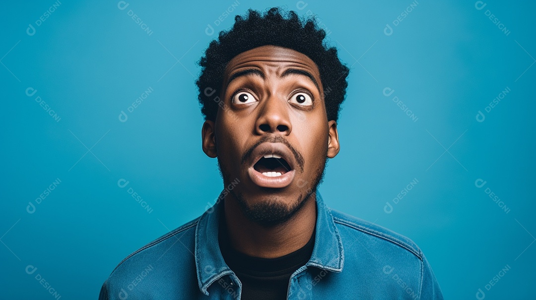 Um homem negro fazendo uma expressão chocada em um fundo colorido