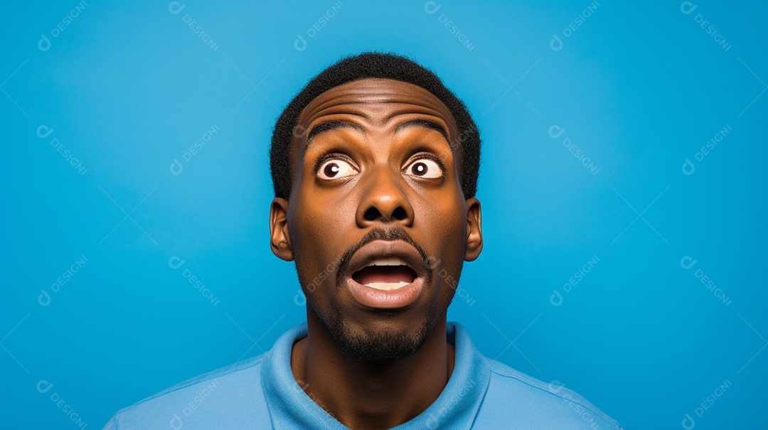 Um homem negro fazendo uma expressão chocada em um fundo colorido