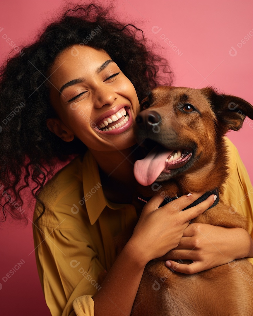 Uma mulher negra com seu cachorro acariciando seu cachorro em um fundo bronzeado