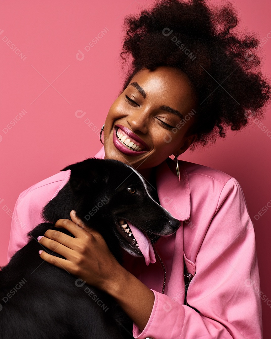 Uma mulher negra com seu cachorro acariciando seu cachorro em um fundo bronzeado