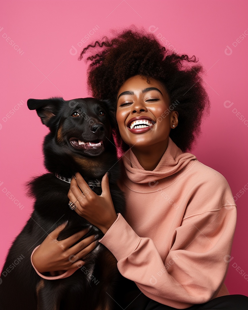 Uma mulher negra com seu cachorro acariciando seu cachorro em um fundo bronzeado