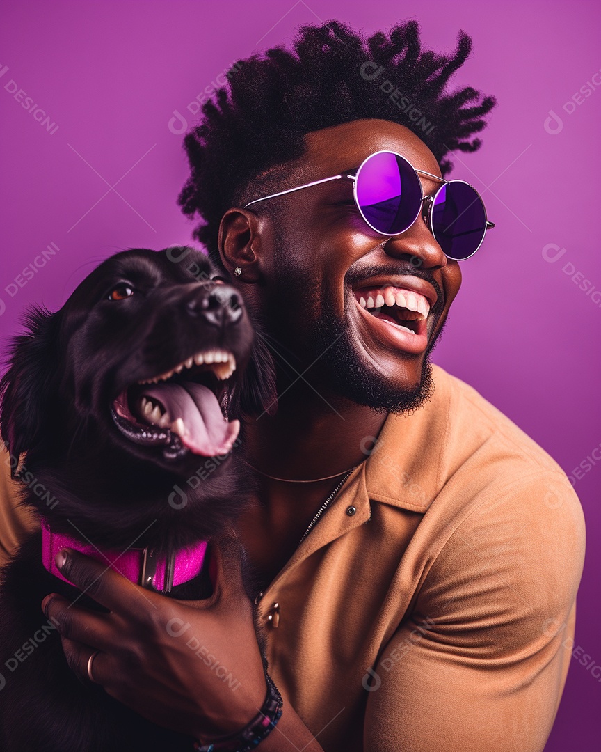 Homem negro com seu cachorro acariciando seu cachorro em um fundo colorido