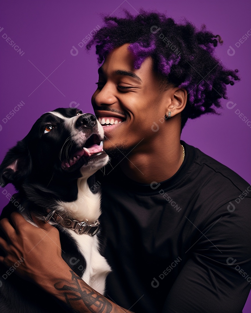 Homem negro com seu cachorro acariciando seu cachorro em um fundo bronzeado