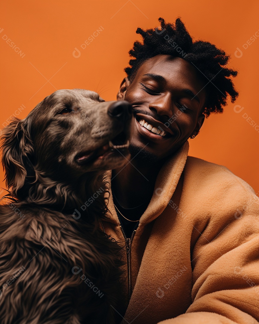 Um homem negro com seu cachorro acariciando seu cachorro em um fundo bronzeado